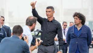 CR7 saluda en la  en la nueva sede del Juventus