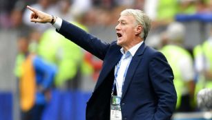 Deschamps da indicaciones desde el banquillo