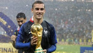 Griezmann sonríe sosteniendo la Copa del Mundo