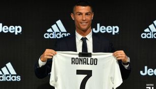 Cristiano Ronaldo posa con la camiseta de la Juventus