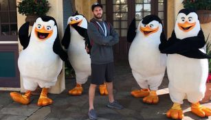 Gignac posa rodeado de los pingüinos de Madagascar