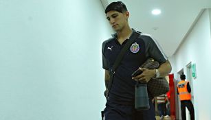 Alan Pulido llegando a los vestidores de Chivas