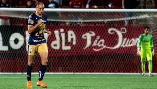 Carlos González festeja gol en pretemporada con Pumas