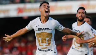 Mora celebra su gol con Pumas