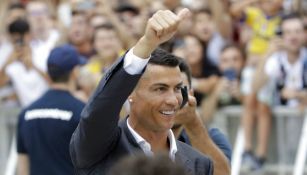 Cristiano saluda a la afición bianconera