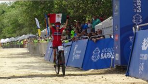 Daniela Campuzano llega a la meta con la bandera nacional