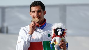 Rommel Pacheco muerde la medalla de oro en los JCC