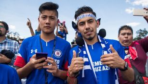 Aficionados de Cruz Azul en las inmediaciones del Estadio Azteca