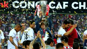 Matías Almeyda levanta el título de la Liga de Campeones de la Concacaf 