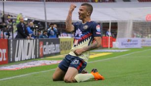 Uribe celebra su anotación en el Azteca