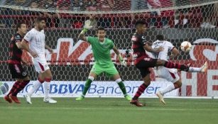 Raúl Gudiño, atento a una jugada de peligro en el Xolos vs Chivas