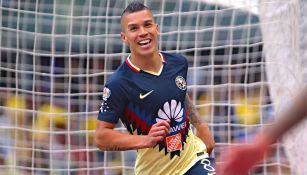 Mateus celebra un gol con el América