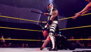 Pentagón Jr. golpea con un bat a Sami Callihan