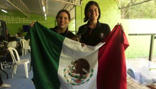 Alejandra Zavala (i) y Karen Quezada (d) portan con orgullo la bandera de México