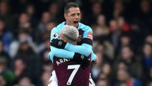 Chicharito festeja un gol con el West Ham la temporada pasada