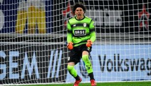 Memo Ochoa, en un partido con el Standard de Lieja