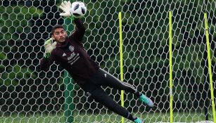 Jesús Corona realiza una atajada en un entrenamiento con el Tri