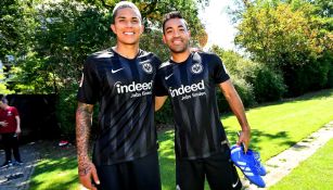 Salcedo y Marco Fabian lucen la nueva indumentaria del Eintracht