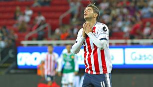 Isaac Brizuela se lamenta en un juego con Chivas