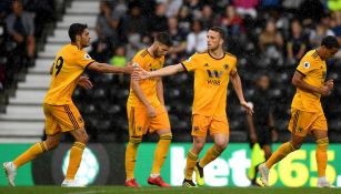 Jiménez celebra un gol con Diego Jota