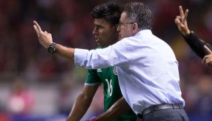 Gallardo dialoga con Osorio en un juego del Tri