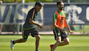 Juan Carlos Osorio y Miguel Layún, durante un entrenamiento