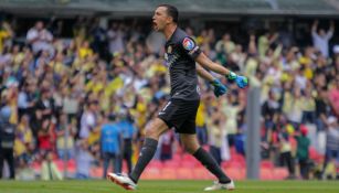 Agustín Marchesín celebra un gol del América frente a Santos