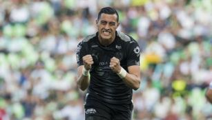 Rogelio Funes Mori fetseja un gol con Rayados en el C2018