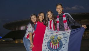 Fans de Chivas, a las afueras de Estadio Akron previo a un juego