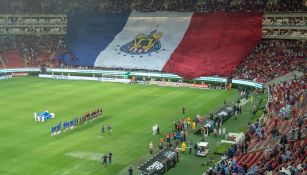 La afición de Chivas despliega una bandera en el Akron