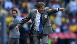 Miguel Herrera da instrucciones en el duelo del América vs Atlas