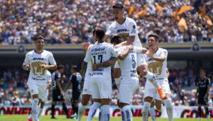 Jugadores de Pumas celebran uno de sus goles vs Necaxa en el A2018