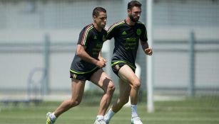 Chicharito y Layún durante una práctica con el Tri