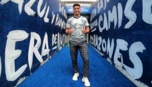 Paolo Medina posa en la casa de Rayados con el jersey del club