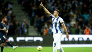 Herrera festeja gol con el Porto