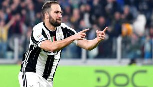 Gonzalo Higuaín festeja un tanto con la Juventus