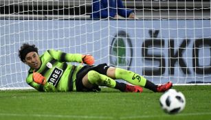 Memo Ochoa detiene un disparo en la Liga de Bélgica 