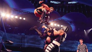 Momento en que Penta y Fénix aplican un 'Piledriver' a Dave Crist