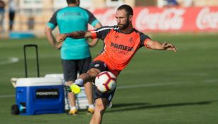 Layún golpea el balón en una práctica del Villarreal 