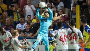 Memo Ochoa se queda con el balón tras un remate del Beveren