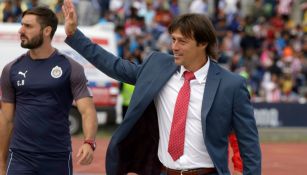 Almeyda saluda al público en un juego con Chivas