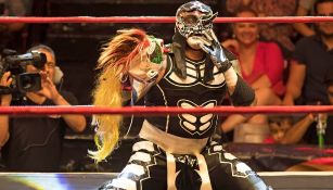 Pentagón Jr. posa con la máscara de Psycho Clown en la mano