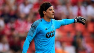 Guillermo Ochoa, durante un juego con el Standar de Lieja