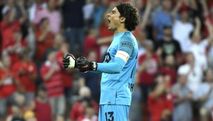 Guillermo Ochoa celebra una anotación con el Standard Lieja