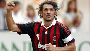 Maldini celebra un gol con el Milan