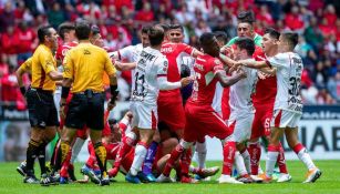 Jugadores de Chivas y Toluca se jalonean