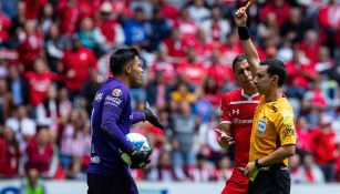 Ramos Palazuelos le muestra la tarjeta roja a Talavera