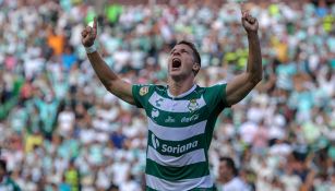 Julio Furch celebra gol contra Pachuca en la J3