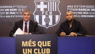 Vidal, durante la firma de su contrato con el Barça