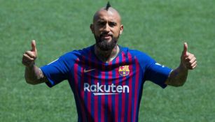 Arturo Vidal posa con la playera del Barcelona